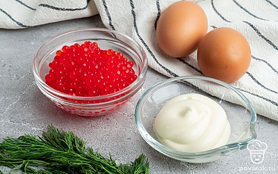 Отварите яйца в течение 10 минут и очистите от скорлупы. Разрежьте яйца пополам, выньте желток и положите его в отдельную посуду. Промойте укроп.