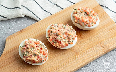 Чайной ложкой наполните белки начинкой.