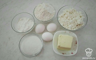 Творог, сметану, яйца заранее достаньте из холодильника, чтобы они были комнатной температуры. Маргарин растопите на водяной бане. Муку просейте через сито. Противень застелите пергаментом.