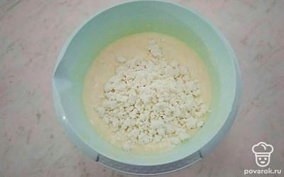 Яйца с сахаром взбейте венчиком в пышную пену. Добавьте маргарин, сметану, творог, перемешайте. Постепенно всыпьте муку и замесите мягкое тесто.