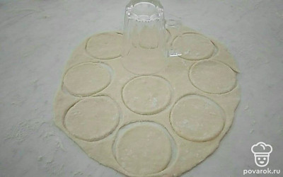Рабочую поверхность присыпьте мукой и раскатайте на ней тесто в пласт толщиной 0,5 см. Вырежьте кружочки стаканом или специальной формой. Из обрезков теста сформируйте комок, снова раскатайте и вырежьте кружки. В блюдце насыпьте сахар. Возьмите кружок, одной стороной опустите в сахар и сложите пополам так, чтобы обсахаренная сторона была внутри. Полукруг опять обмакните одной стороной в сахар и еще раз сложите сахаром вовнутрь.