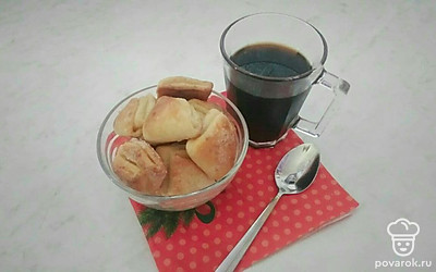 Готовое печенье подайте к чаю в небольшой вазочке или креманке. Сверху можно присыпать его сахарной пудрой.