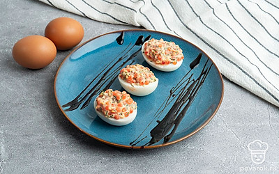 Выложите яйца на тарелку. Блюдо готово, приятного аппетита!