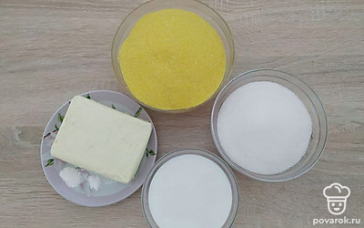 Выложите сливочное масло из холодильника, чтоб оно стало мягким. Затем взбейте его с сахаром.