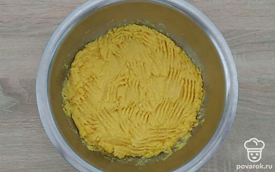 Вливайте небольшими порциями кефир и перемешивайте. Соедините кукурузную муку с солью, содой и ванилином. Добавляйте полученную смесь к сливочной массе. Замесите тесто и поставьте его на 30 минут в холодильник.