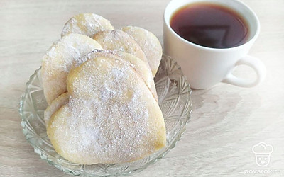 Подавайте печенье присыпав сахарной пудрой или шоколадной крошкой. Налейте стакан молока или какао.