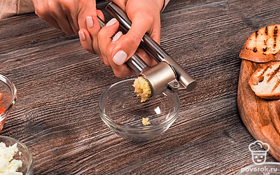 Нарежьте томаты небольшими кубиками. Измельчите чеснок.