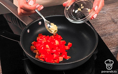 На разогретую сковороду влейте оливковое масло, выложите томаты с чесноком и пару минут прогрейте.