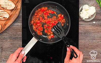 Добавьте к смеси бальзамический крем, перемешайте и снимите с огня.