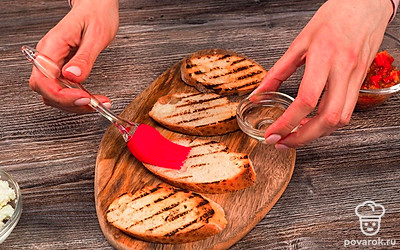 Сделайте брускетты. Хрустящие тосты немного пропитайте оливковым маслом.