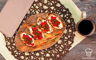 Готовую брускетту подавайте как легкую закуску, посыпав измельченной зеленью петрушки.