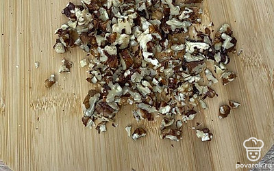 Грецкие орехи промоем и мелко покрошим.