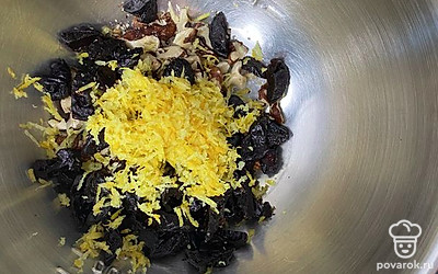 На мелкой тёрке натрем цедру 1 лимона.