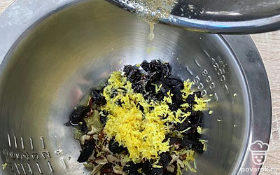 Добавим растопленное сливочное масло.