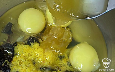 Далее — 3 яйца и 1 столовую ложку мёда.