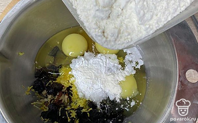 Всыпаем просеянную муку.