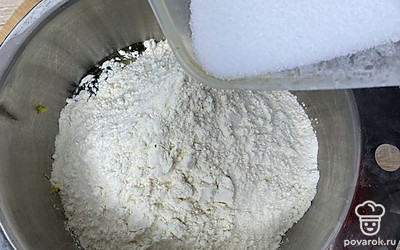 Кладем сахар или стевию. 