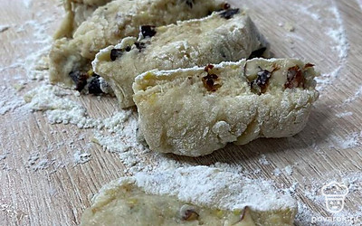 Разрезаем тесло на порции.