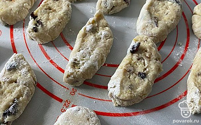 Придавливаем и формируем нужную форму, выкладываем на силиконовый коврик и отправляем в духовку на 25 минут при 180 градусах.