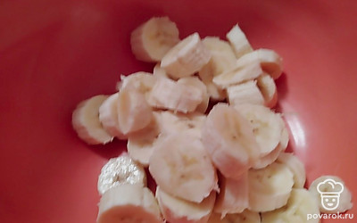 Бананы очистите и нарежьте на кусочки. Вилкой или блендером измельчите до образования пюре.