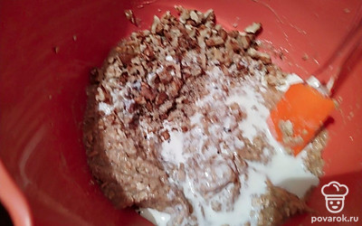 Добавьте сливки, перемешайте. Дайте постоять 10-15 минут при комнатной температуре. Добавьте орехи и перемешайте.