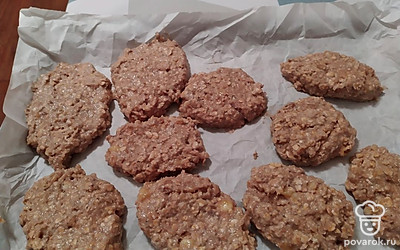 Из получившейся массы сформируйте печенье на пергаменте и отправьте в предварительно разогретую духовку до 180 градусов на 30 минут.