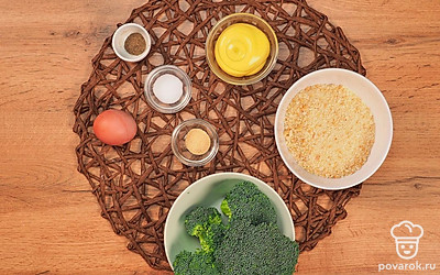 Подготовьте продукты. Помойте и обсушите брокколи, разделите на соцветия среднего размера. В отдельную тарелку насыпьте панировочные сухари. Для приготовления можно использовать замороженную брокколи.