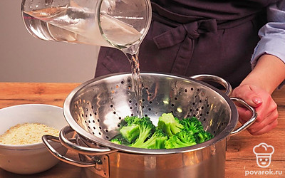 Подготовьте брокколи. В подсоленной воде отварите брокколи 4-6 минут. Откиньте капусту на дуршлаг. Полейте холодной водой.