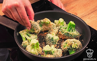Пожарьте брокколи. Разогрейте в сковороде масло. Каждое соцветие окуните во взбитые яйца, затем в сухари с перцем. Обжарьте до румяной корочки со всех сторон.