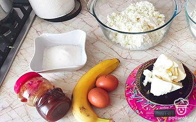 Подготовить все ингредиенты. Муку, ванилин и разрыхлитель просеять через сито. 