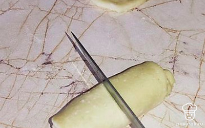 Скрутить плотно в рулет и разрезать пополам. 