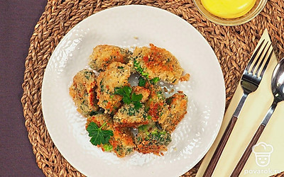 Подавайте брокколи в панировочных сухарях c сырным, сливочным, лимонным или соевым соусом.