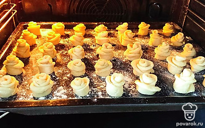 Расправить руками в виде розочки, выложить на противень, посыпанный мукой или застеленный пергаментом. Выпеть 20-25 минут в разогретой до 180 градусов духовке. 