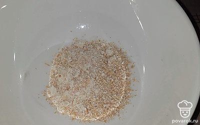 Овсяные хлопья перемолоть в блендере, высыпать их в миску.