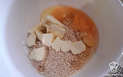 Добавить яйца, мягкое сливочное масло. 