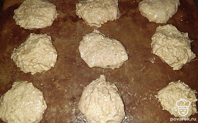 Из теста мокрыми руками сформировать печенье, выложить на пергамент на противень, отправить в разогретую духовку на 180 градусов на 20 минут.