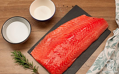 Удалите голову, внутренности и кости рыбы. Покупайте охлажденную рыбу целиком, чтобы вы могли понять, насколько она свежая и качественная. Глаза рыбы должны быть блестящими, жабры — розового цвета, мясо тоже должно быть розовым и упругим. Отделите листья розмарина от стебля.