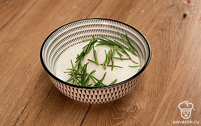 Смешайте соль, сахар и листья розмарина.