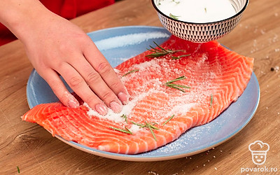 Натрите рыбу получившейся смесью.