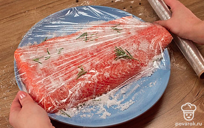 Оставьте рыбу в холодильнике под пленкой на 24 часа, периодически переворачивая.