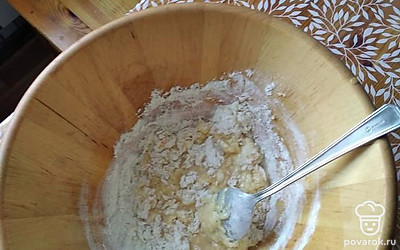 В муку высыпать соль, соду, яйцо. Размешать все ингредиенты и влить воду (тёплую).