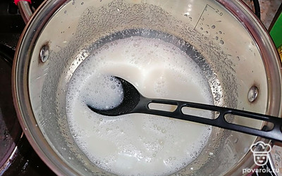 Высыпать в кастрюлю, добавить воду, хорошо перемешать и довести до кипения. Уменьшить огонь и варить до загустения. 