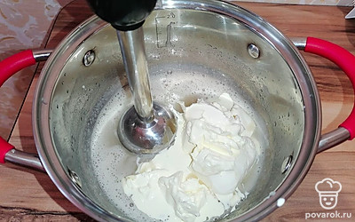 Снять с огня, добавить размягченное сливочное масло и перемешать все до однородности погружным блендером.