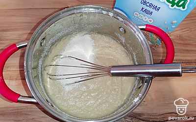 Потихоньку добавлять детскую растворимую кашу (овсяную), перемешивать аккуратно, до однородности массы.