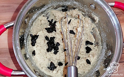 Добавить мелко порезанный чернослив.