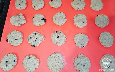 Сформировать небольшие шарики и примять рукой. Выложить на противень, готовить в разогретой до 180 градусов духовке примерно 15 минут.