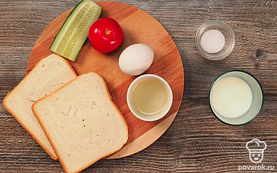 Подготовьте все ингредиенты. Под проточной водой помойте яйцо. Достаньте сковороду с крышкой, глубокую тарелку для взбивания яиц, тарелку для подачи, вилку, лопатку.