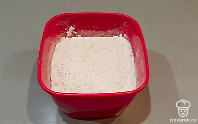 Смешиваем муку и разрыхлитель.