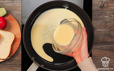 Приготовьте омлет. Для этого в глубокой тарелке соедините яйцо, молоко и щепотку соли. Хорошо перемешайте вилкой или венчиком. Разогрейте сковороду, смажьте растительным маслом и вылейте взбитую массу.