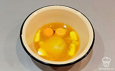 Нужно растопить маргарин, смешать с яйцами и сахаром. 